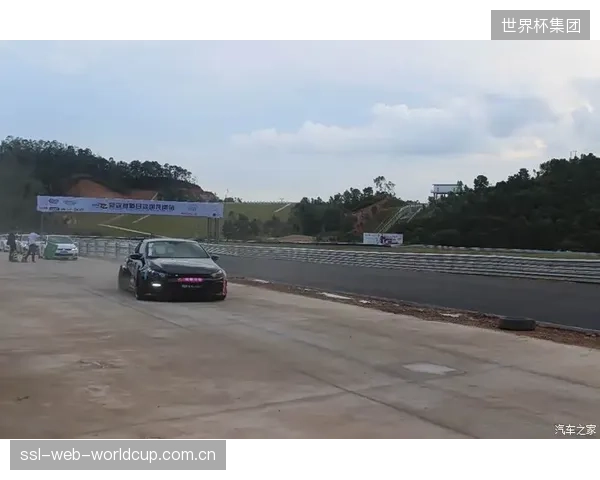 F1上海站赛道沿线部署3M的PIM吸收材料,贯通了对讲系统与转播路由之间的信号隔离,解决了临时设施的外部PIM源干扰 F1上海站赛道沿线部署3M的PIM吸收材料,贯通了对讲系统与转播路由之间的信号隔离,解决了临时设施的外部PIM源干扰